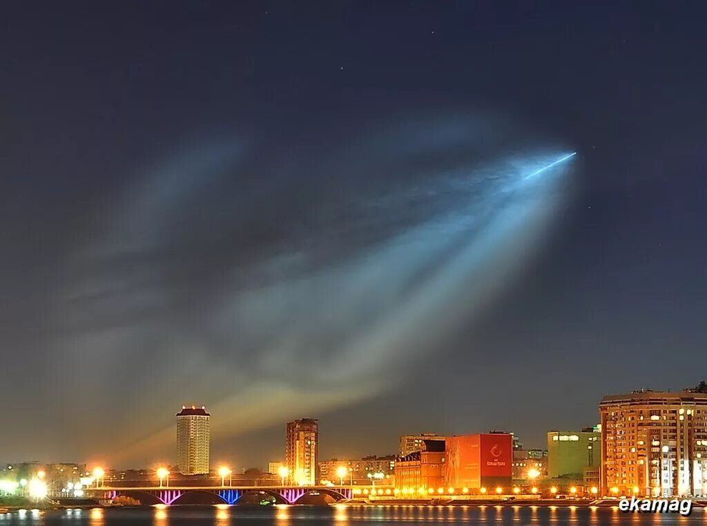 меркнет небо. ракета в небе. молния на небе. зарево над городом ночью. ночные зарницы.