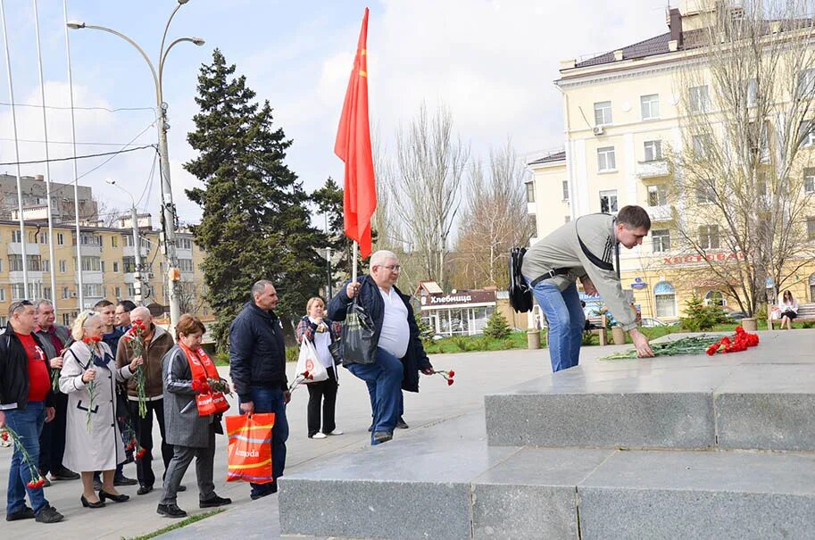 Рост прохладный. Кпрф ростовская область. день рождения ленина кпрф. возложение цветов к памятнику ленина на улице пневой дом 8. кпрф ростовская область сальск 1 мая.