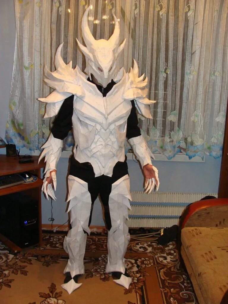 картонная броня. доспехи из картона для ребенка. доспехи рыцаря из картона. рыцарский доспех из картона. доспехи из бумаги.