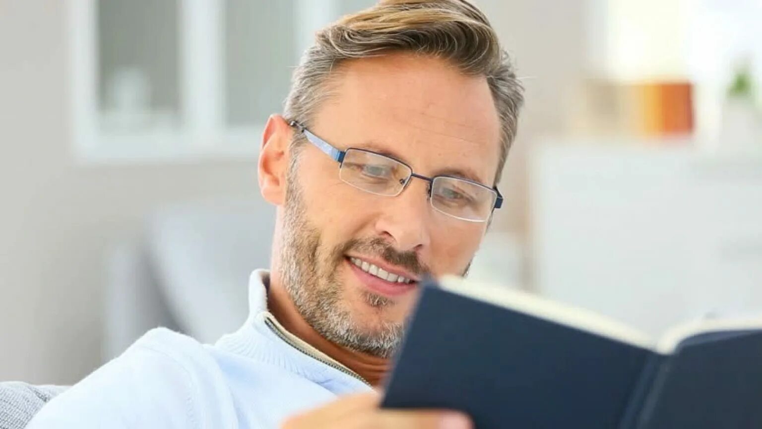 Программист в 40 лет. Мужчина на работе. Программист в 40 лет. Мужчина около компьютера. Программист в 40 лет.