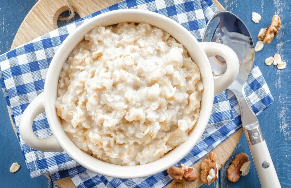 Геркулес каша на молоке. Геркулесовая каша на молоке. Овсяная каша на молоке геркулес. Геркулес на овсяном молоке. Геркулес овсянка.