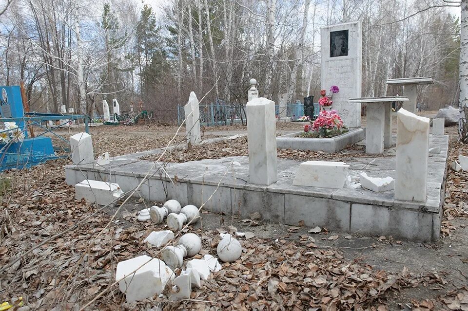 Городское кладбище новомосковск. Кладбище. Новомосковское кладбище тульская область. Кладбище новомосковск тульская область. Кладбище донской тульской.