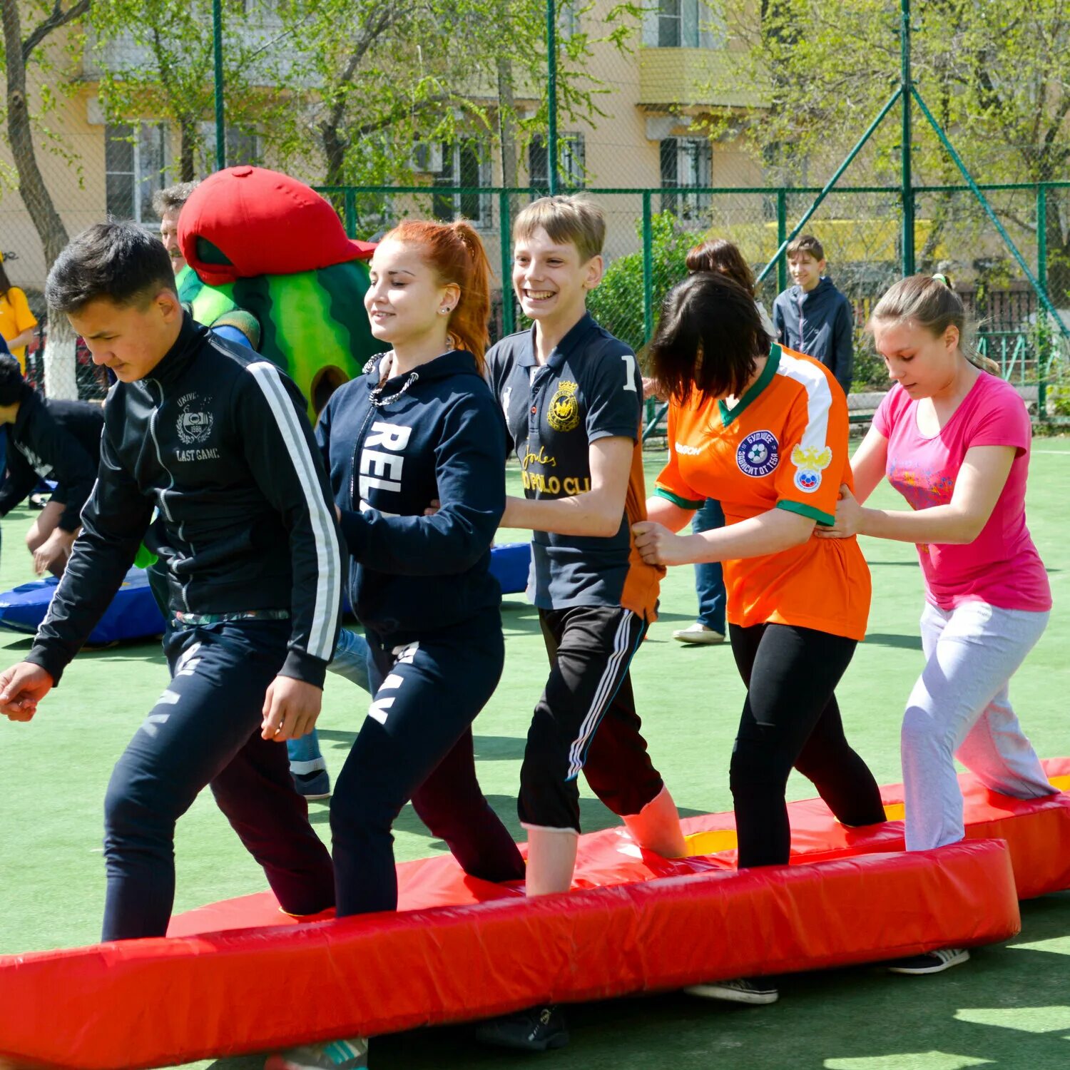 Спортивный праздник эстафеты. Спортивный праздник. Необычные спортивные соревнования для детей. Спортивные мероприятия. Спортивные мероприятия для детей.