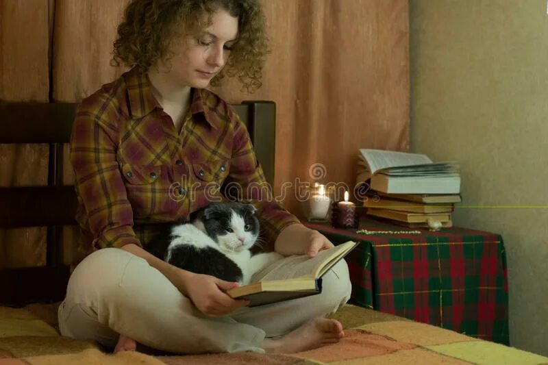 Кот с книгой. Девушка с книгой и котом. Кошка с книжкой. Девушка читает коту. Котик читает.