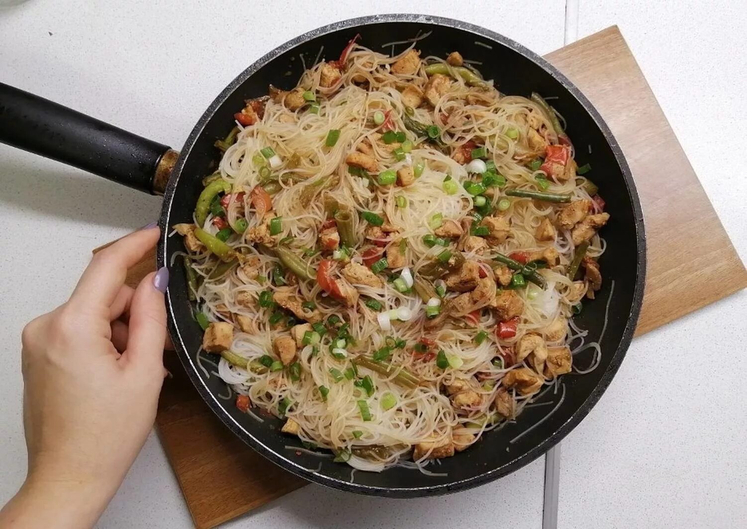 Приготовить фунчозу с курицей и овощами рецепт. Фунчоза с курицей. фунчоза с грибами и овощами с соевым соусом. фунчоза с курицей и с овощами и грибами. фунчоза с курицей и грибами в соевом соусе.