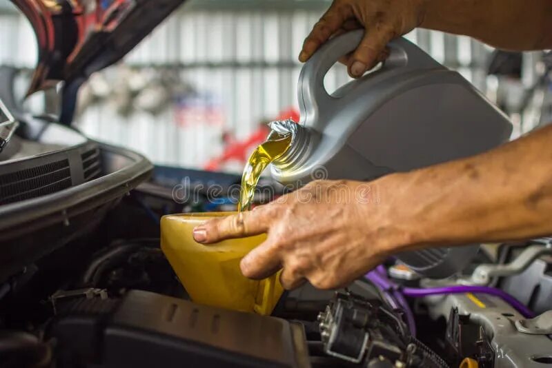 Car mechanic как залить масло. Автомеханик в масле. машинное масло. моторное масло креатив. индонезийское моторное масло.