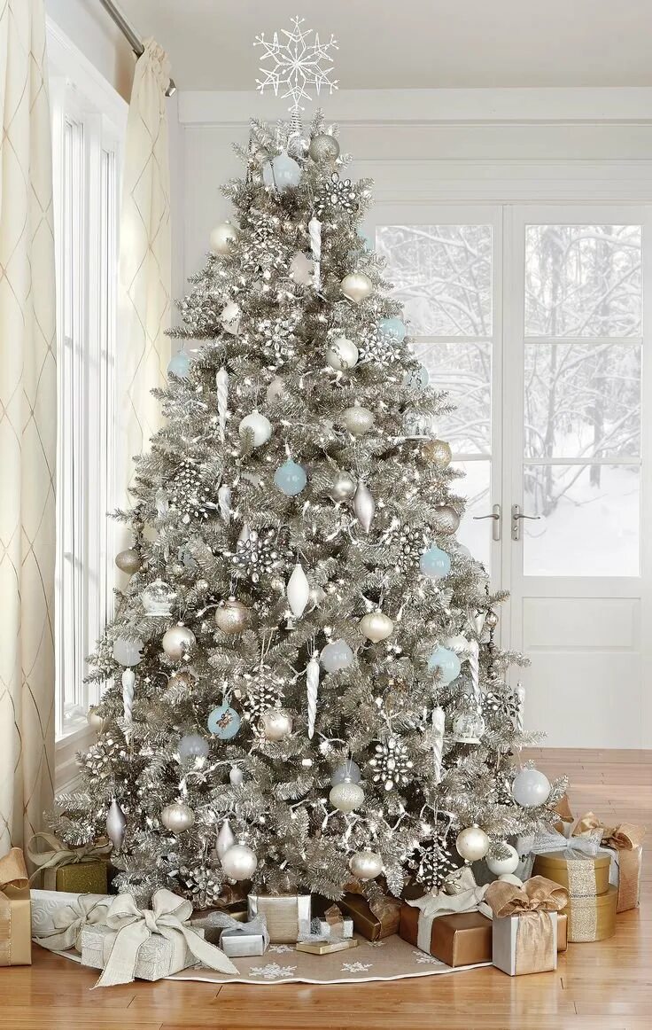 Елка белыми шарами. Новогодняя елка. Красивая елка. Дизайнерское украшение елки. Стильное украшение елки.