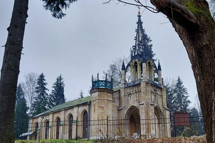 Церковь в шуваловском парке - Фото