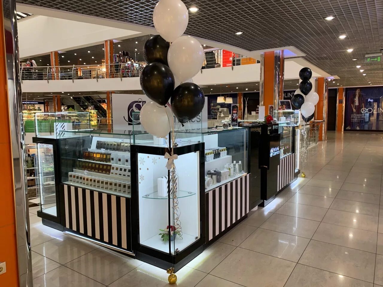 духов центр. S parfum парк хаус. духов центр. витрина парфюмерного магазина. парфюмерия в тц.