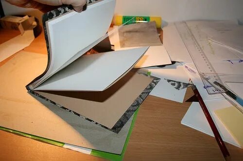Как склеить листы. Склеить листы в книжку. склеенные листы. склеенные листы бумаги. склейка страниц.