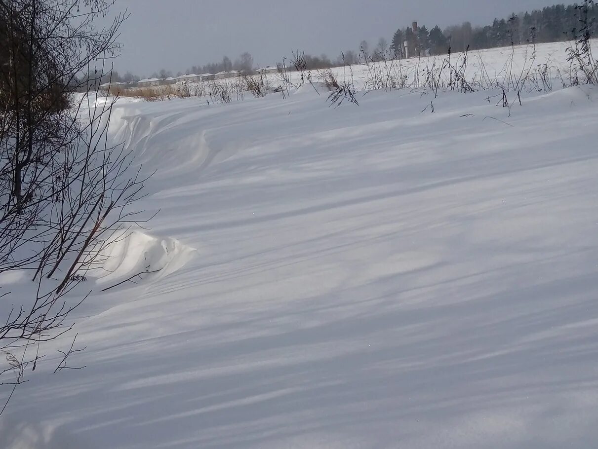 Деревня оказалась. Заметенная снегом деревенская дорога. Деревня под снегом фото. Снежный Смоленск. Снегопад в деревне.