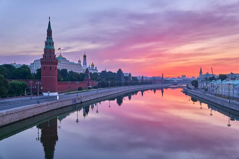 Утро красит нежным светом стены древнего Кремля. Утро в Москве. Кремль рассвет. Рассвет на Москве реке. Песня утро москва