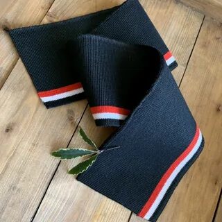 Полоски воротником