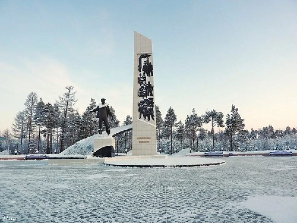 Памятник пераопроходцам губкин. Памятник первопроходцам губкинский. Памятник пераопроходцам губкин. Губкинский памятник. Памятник первопроходцам новый уренгой.