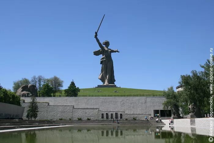 Чуйкова,73. Волгоград гостиница турист чуйкова 73. Мамаева кургана. Силуэт города волгограда с мамаевым курганом. Площадь героев волгоград.