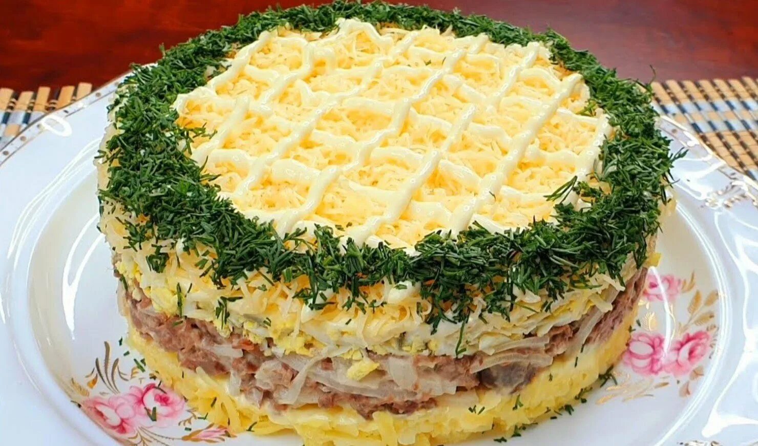 Салат каприз классический с курицей. Закусочный торт мужской каприз. Салат мужской каприз. Мужской каприз каприз с говядиной. Салат слоеный мужской каприз.