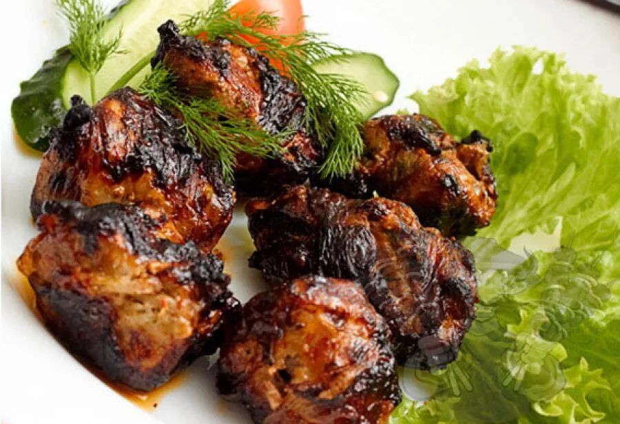 Шашлык из печени с курдюком на мангале. Шашлык по хански из печени. Шашлык из печени в жировой сетке. Шашлык из печени в сетке. Шашлык из телячьей печени.