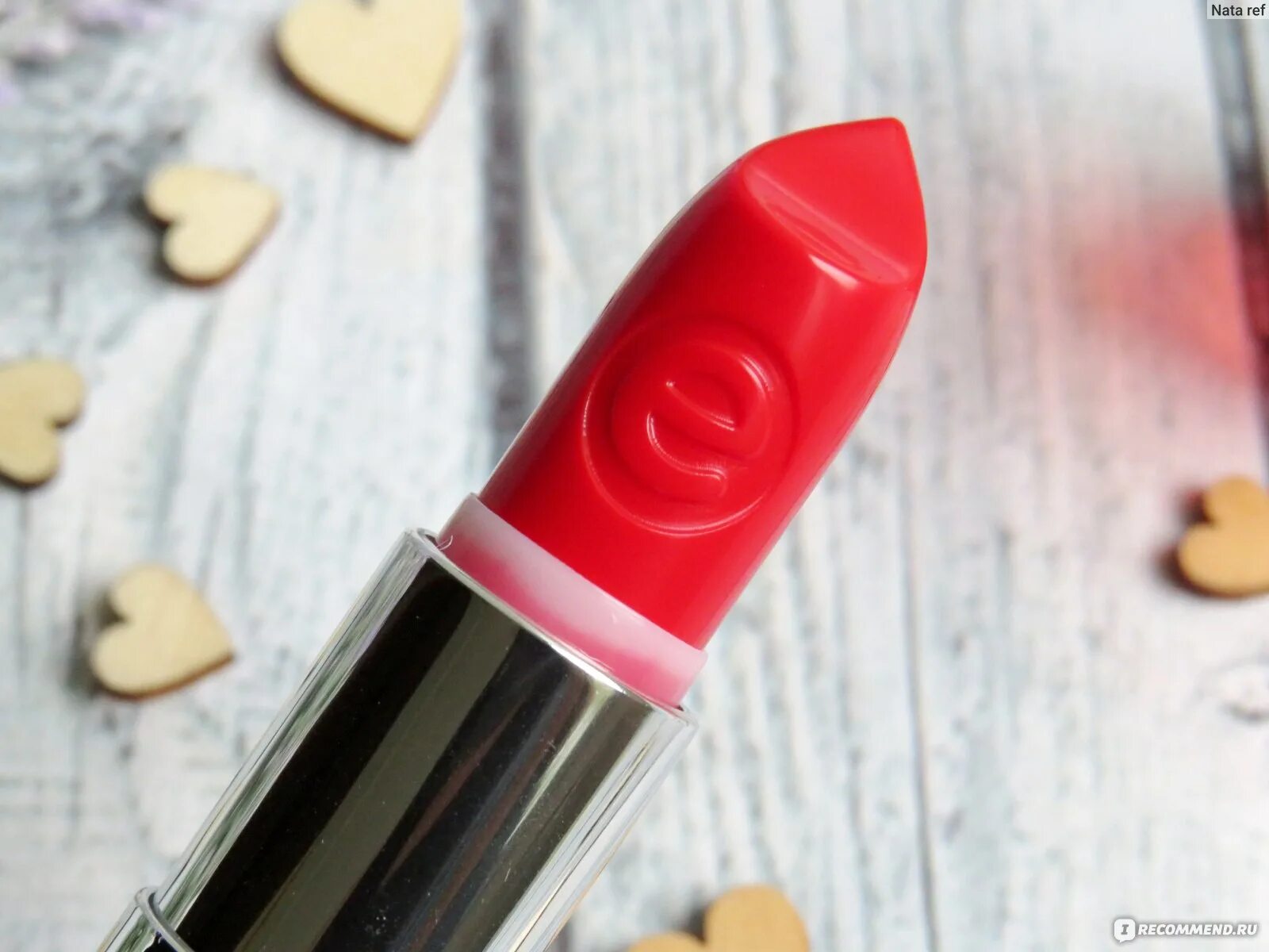 Плоская помада. Девушка с помадой в руках. Помада для губ. Гигиеническая помада для губ. Губы девушки.