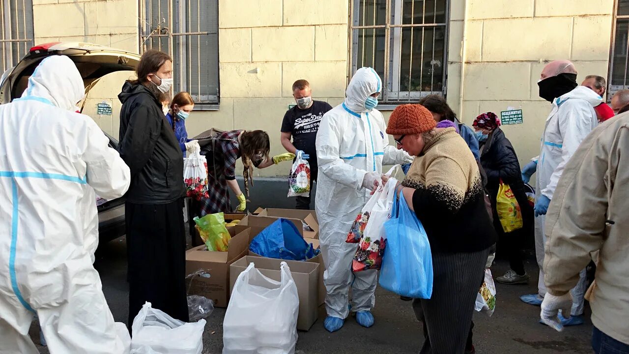 Благотворительная помощь в русской деревне. Социальное волонтерство приюты для бездомных. Раздача еды бездомным в Москве. Волонтер Москва бездомным. Бездомные в монастырях.