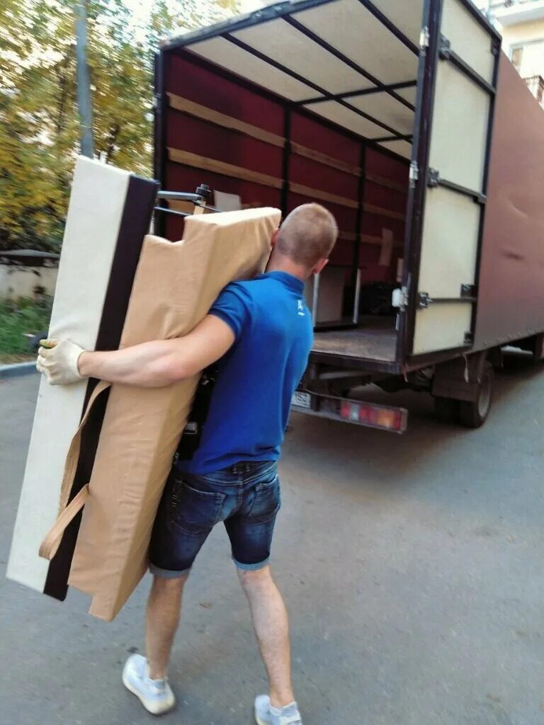 Контейнер с вещами на рынке. Грузчики ижевск. Грузчики нижний новгород. Пробный переезд нижний новгород. Транспортная компания нижний новгород.
