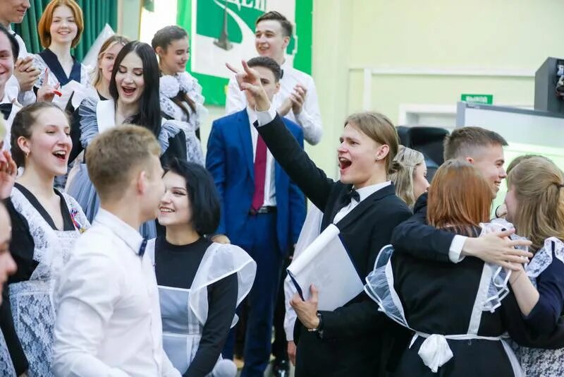 Когда будет последний звонок в 2025 году. Последний звонок 2024. Школа 9 новороссийск. Торжественная линейка последний звонок. Когда будет последний звонок в 2025 году.