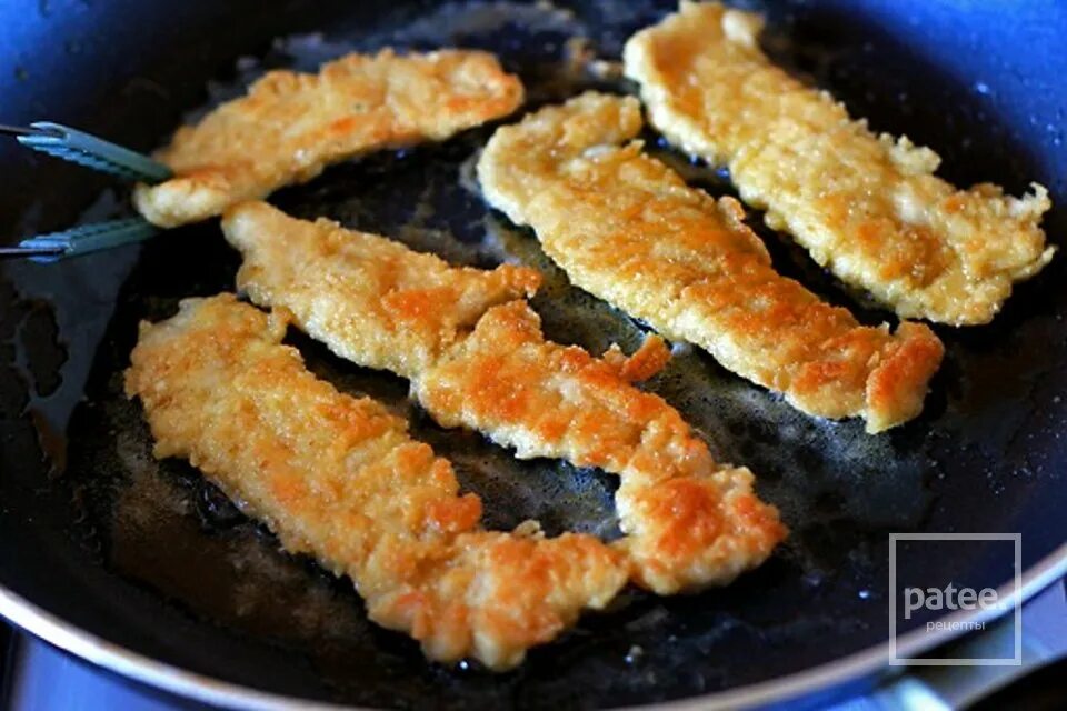 Как жарить куриные палочки. Куриные палочки в сухарях. куриные палочки в панировке на сковороде. хрустящие куриные палочки. куриные палочки на сковороде.