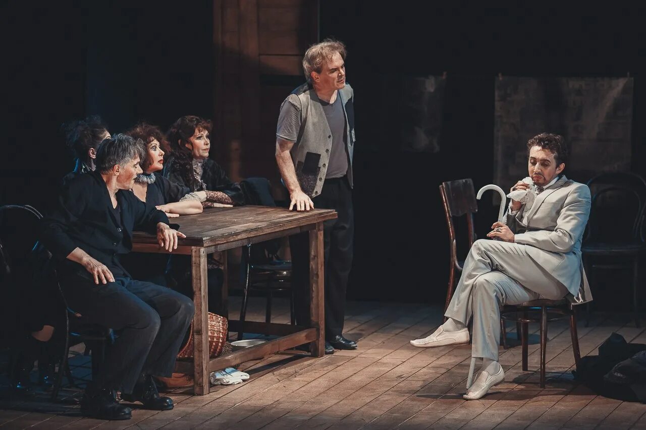 пожилые в театре. ночь гельвера тбилиси спектакль. театр старый дом новосибирск спектакль. старый дом спектакль труба. спектакль старый дом цдр.