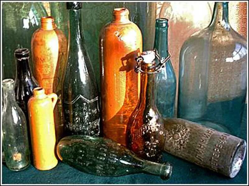 Первая бутылочка. Старинные бутылки. Первые стеклянные бутылки. Старинные бутылки из стекла. Старинная бутыль.