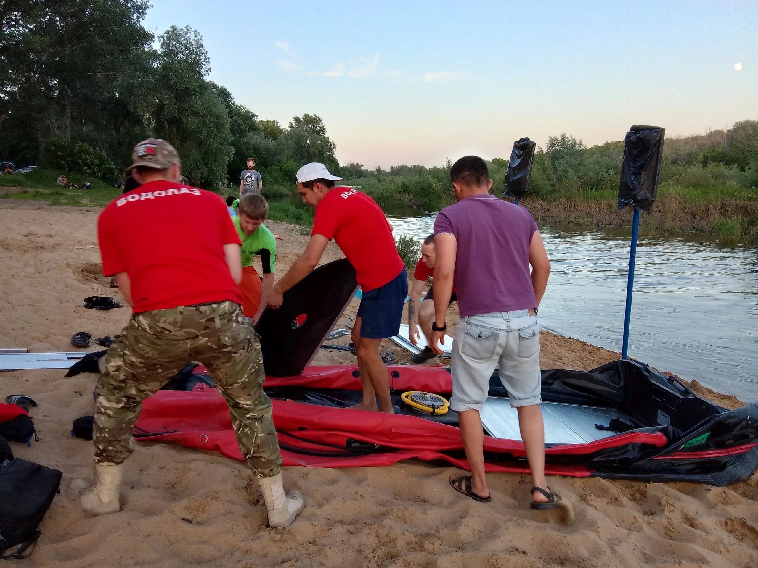 Отдых на реке. Река. Самарский пляж. Городской пляж люди.