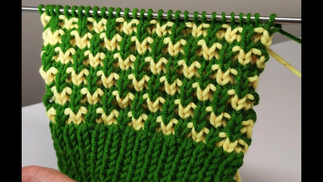 Вязаные носки ленивым жаккардом. Носки по кругу ленивым жаккардом. Носки вязаные спицами ленивым жаккардом. Носки ленивым жаккардом спицами. Двухцветные варежки.