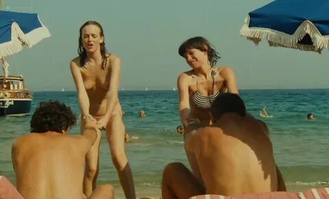 Agnes-Soral-nude-topless-and-hot-Un-moment-d_egarement-FR-19. 