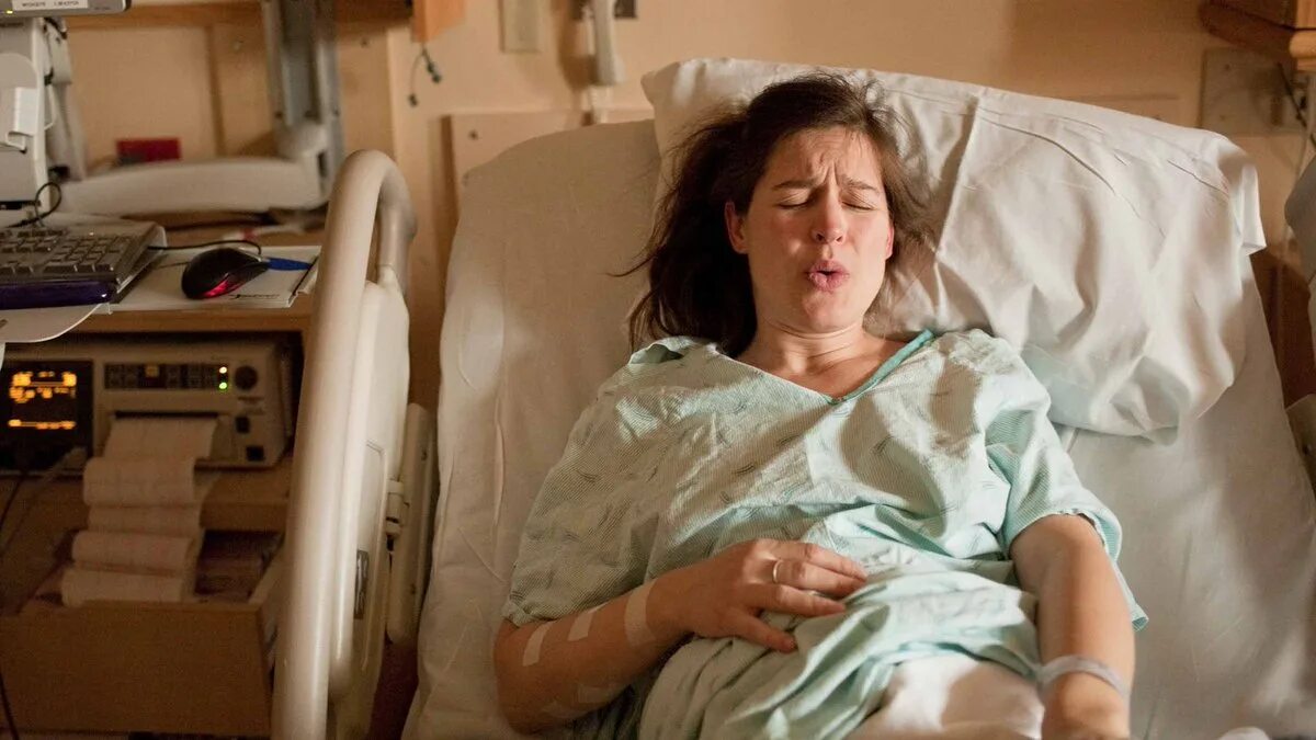 Медицинские женские роды. Беременные женщины рожают. Беременные женщины рожают в больнице.