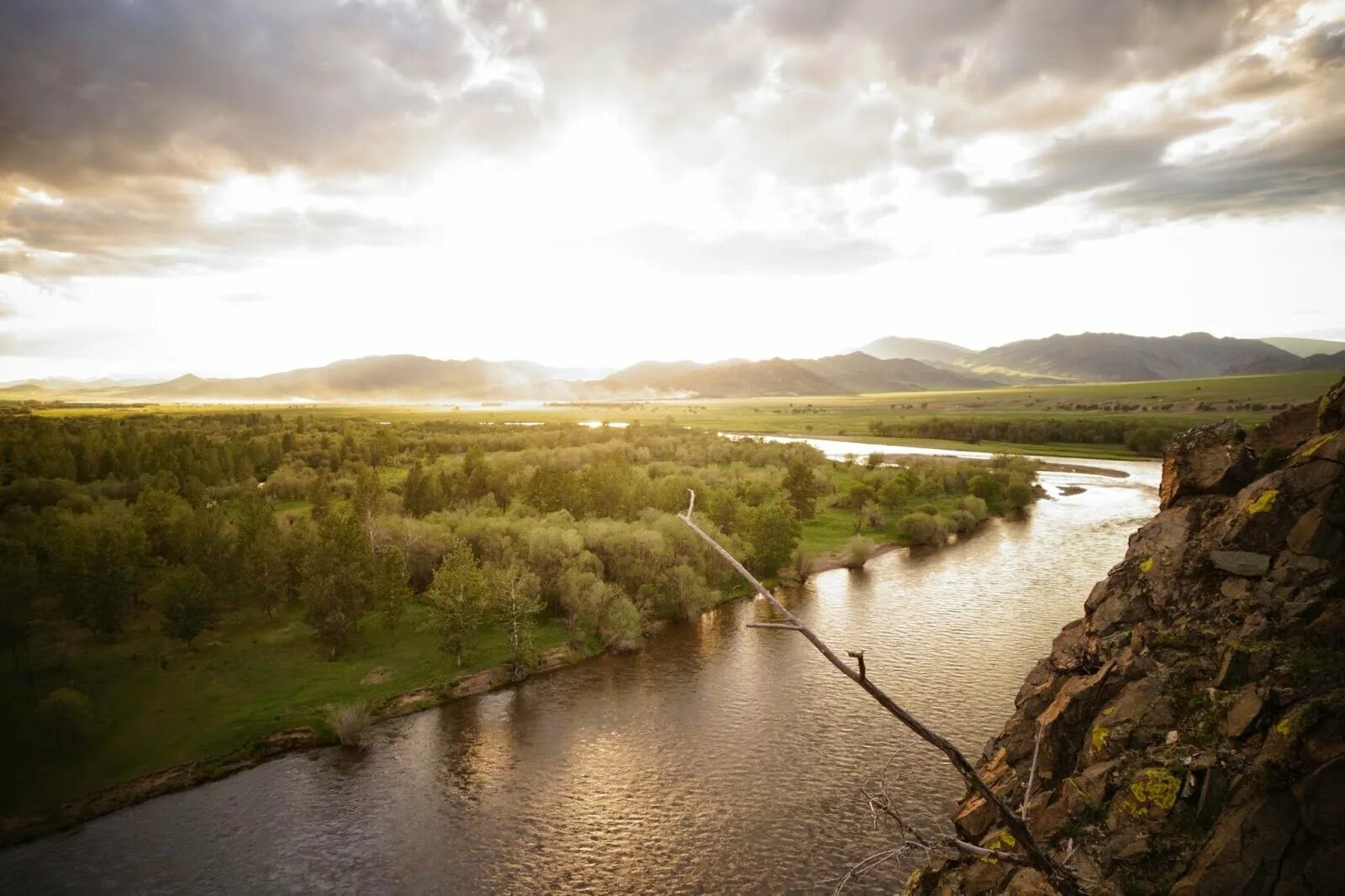 Река селенга бурятия вид сверху. Устье реки селенга. Река селенга впадает в байкал. Река селенга рыбалка. Река уда в улан-удэ.