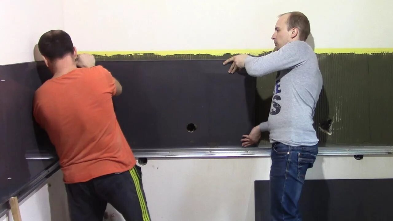 Установить фартук панель. Укладка фартука из керамогранита. монтаж керамогранита на фартук. монтаж фартука из керамогранита на кухне. кухонный фартук из керамогранита монтаж.