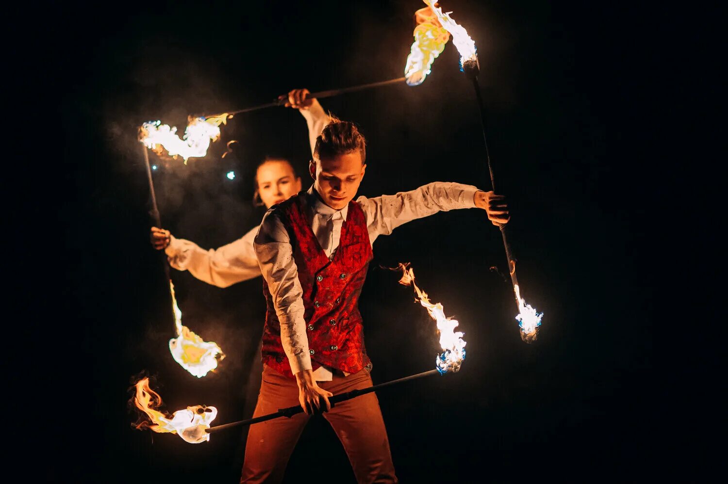 палка для фаер шоу. горящая палка. фаер шоу девушка. палка для фаер шоу. фаер шоу стафф элементы.