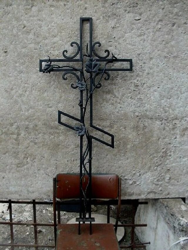 Железные кресты на могилу фото. Православный кованый Могильный крест. Могильный крест на могиле православных. Крест Могильный металлический православный кованый. Ковка кресты могильные.