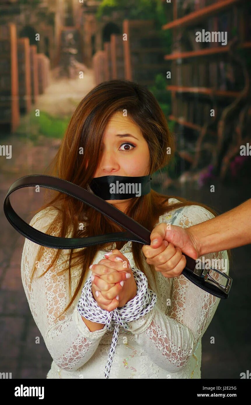 Привязанная к дереву девочка. Связанные молодые девочки. Связанные девочки в лесу. Женщина в ошейнике. Связанные молодые девочки.