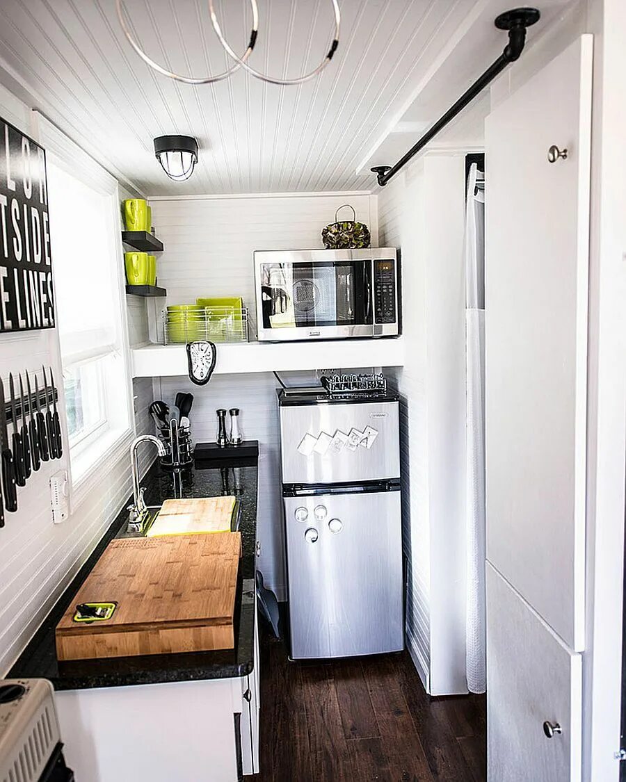 Камера 4 6 кв метров. Кухня на балконе. Очень маленькая кухня. Планировка маленькой кухни. Маленькая кухня с холодильником.
