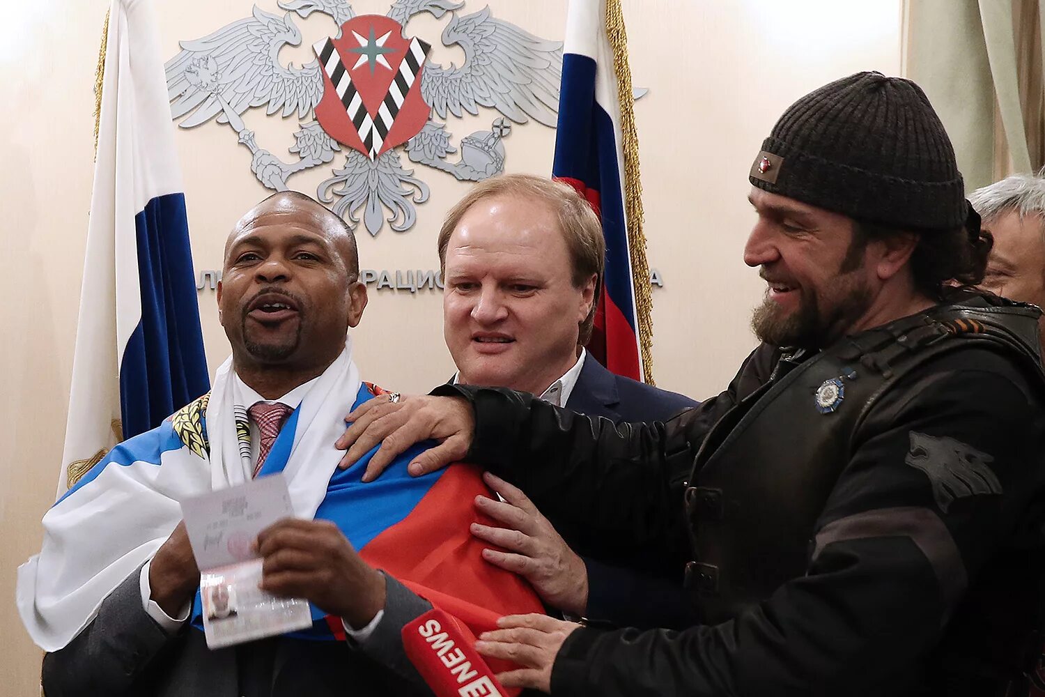 рой джонс младший гражданство россии. рой джонс получил российское гражданство. рой джонс российское гражданство. рой джонс младший российское гражданство. американские звезды получившие российское гражданство.