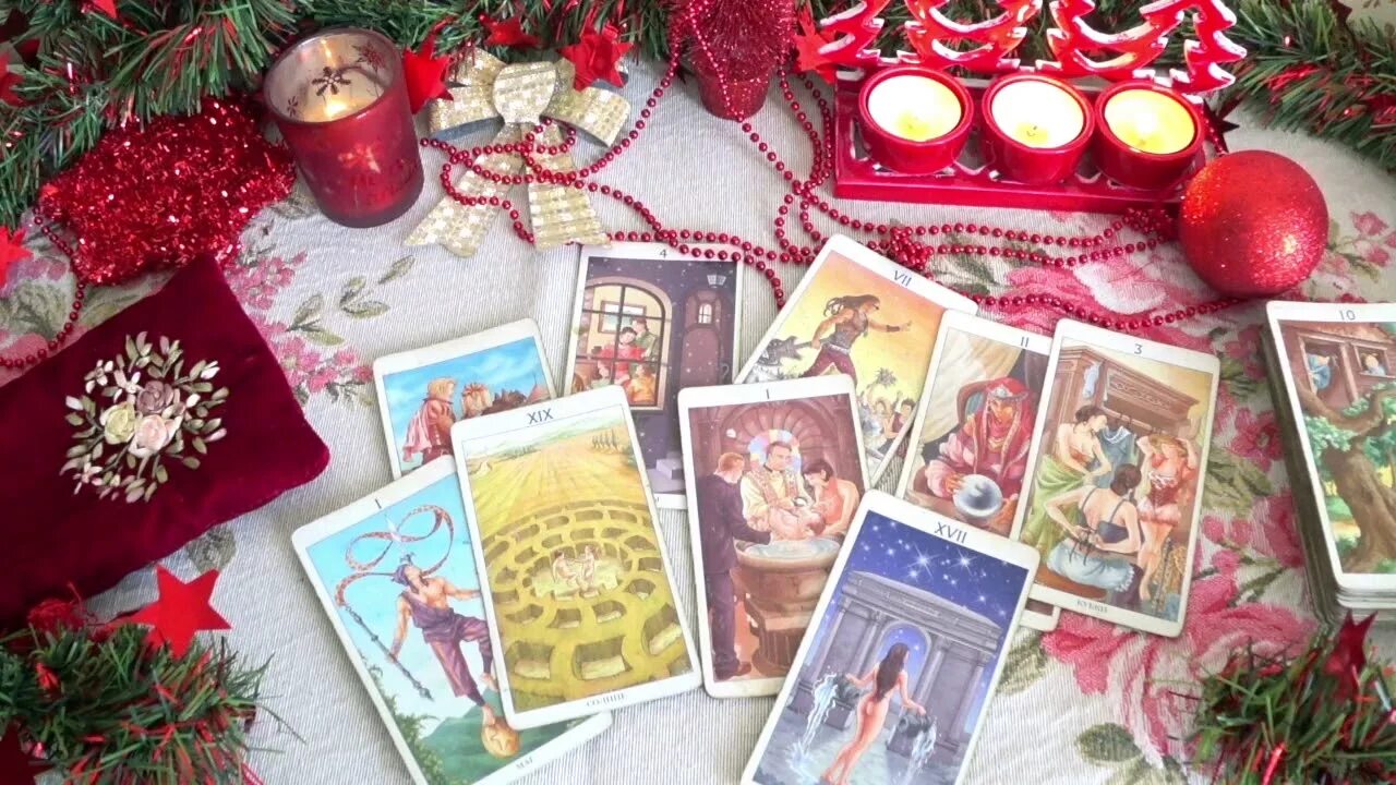 Таро новый год. Гадаю на картах таро. Фото гадания. Таро и елка. Карты "таро".