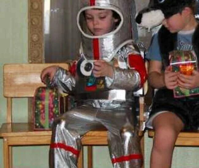Космический костюм в детский сад. Костюм Космонавта для детей. Костюм Космонавта для детей в детском саду. Костюм Космонавта из утеплителя. Костюм космонавта из фольги