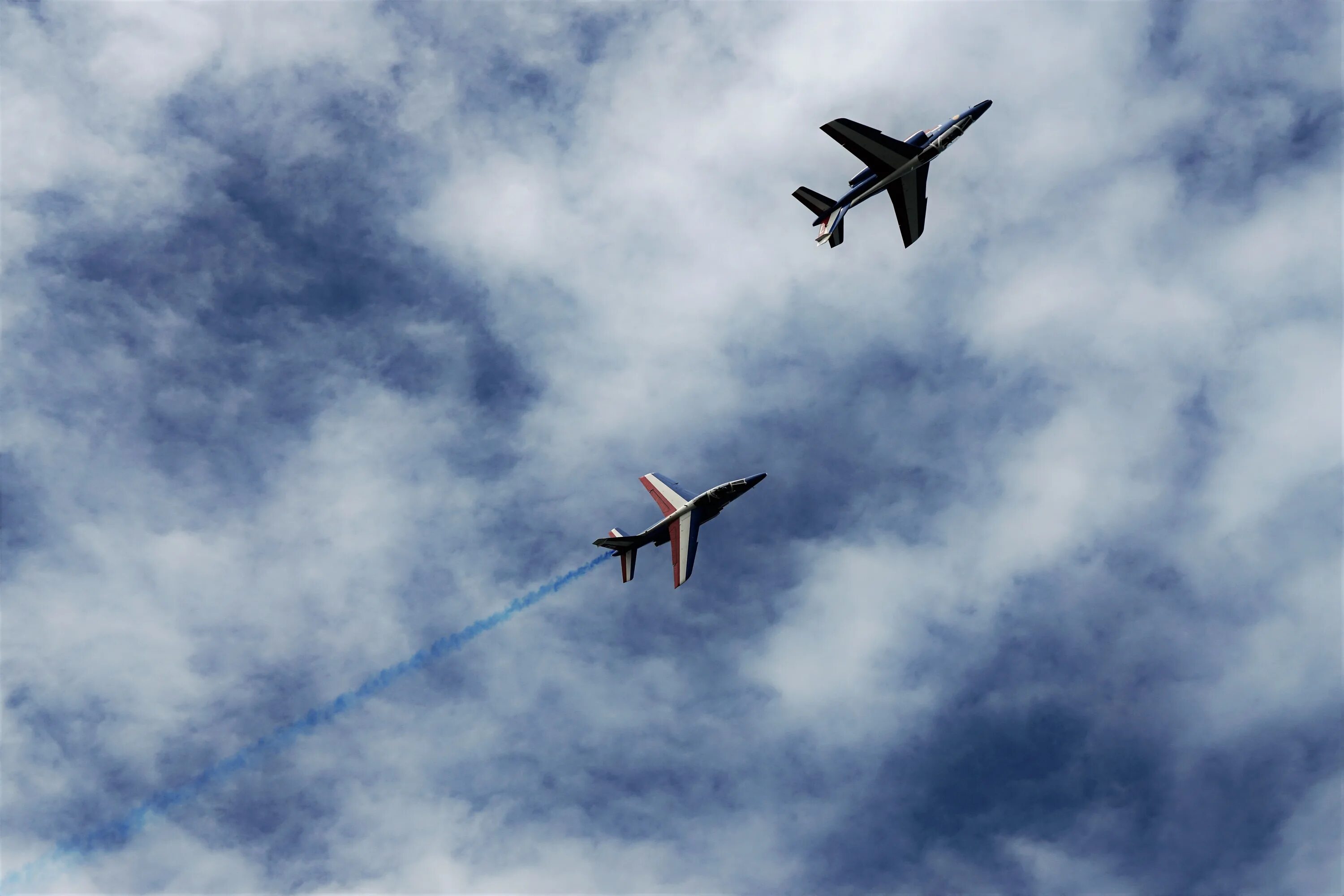 Несколько самолетов в небе. Cfvjktn DF yt,t. Самолет в небе. Военные самолеты в небе.
