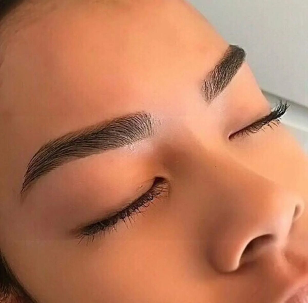 Перманентный татуаж бровей. Перманентный макияж. Красивый брови сделать татуаж. Волосковый перманент бровей 2023. Пермаментный макияж бровей.