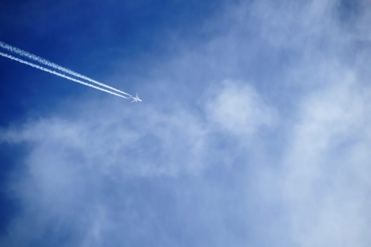 Самолет в небе. Cfvjktn DF yt,t. Самолёт высоко в небе. Самолет в голубом небе.