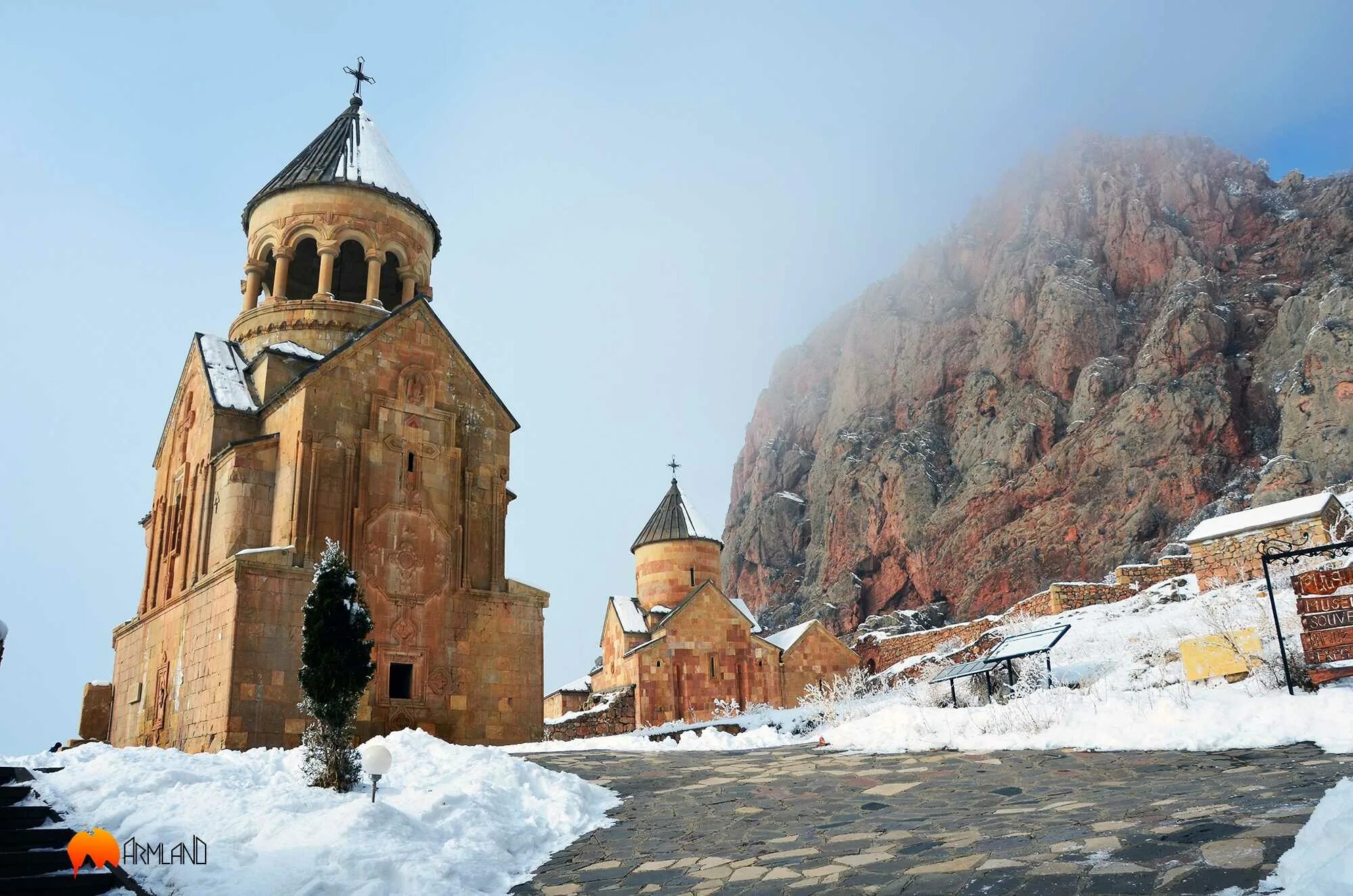 Можно ли ехать в армению. Монастырь Нораванк - Ереван зима. Монастырь Нораванк зимой. Нораванк Армения зимой. Цахкадзор зима Церковь.