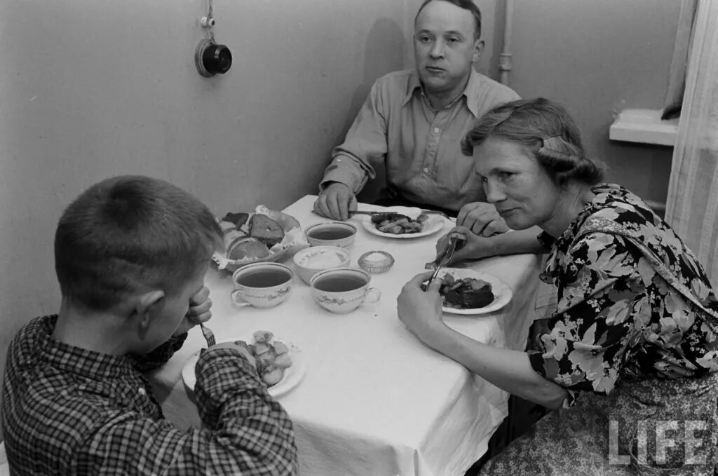 Семья 60-е годы СССР. Обычная Советская семья. Советская кухня. Советская семья на кухне.