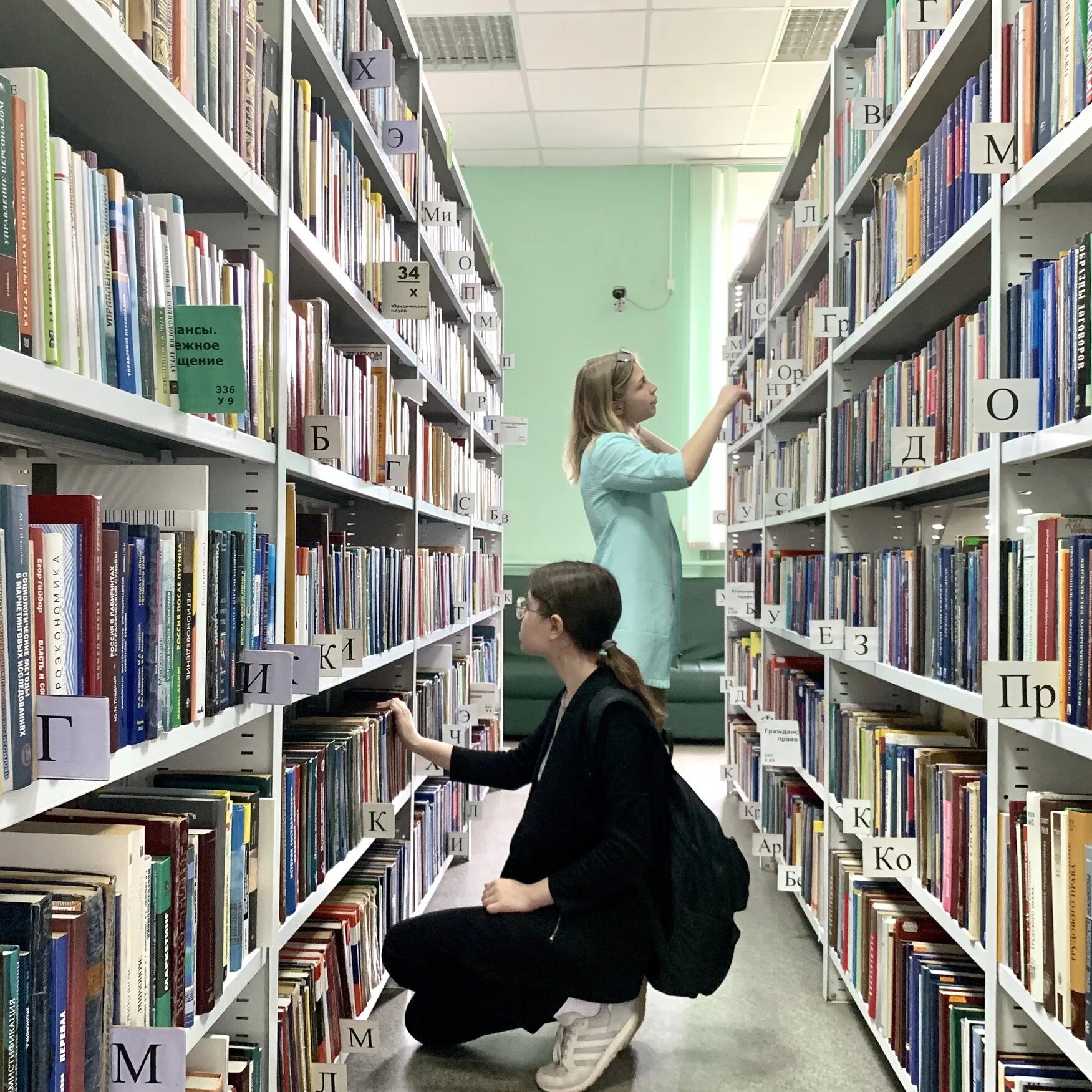 Научная библиотека ПГНИУ. Читатели в библиотеке. Зал библиотеки.