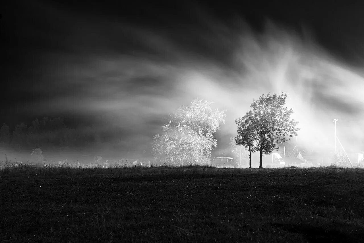 лучи в тумане. туманный ветер. метель. туманный пейзаж. атмосферные явления туман.