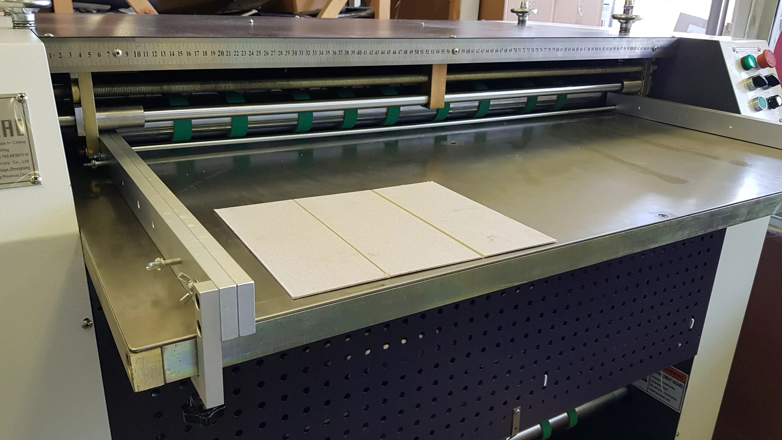 Станок boxmat pro. Станок для изготовления коробок из гофрокартона. Станок производства картон коробка. 5. Станок производства картон коробка.