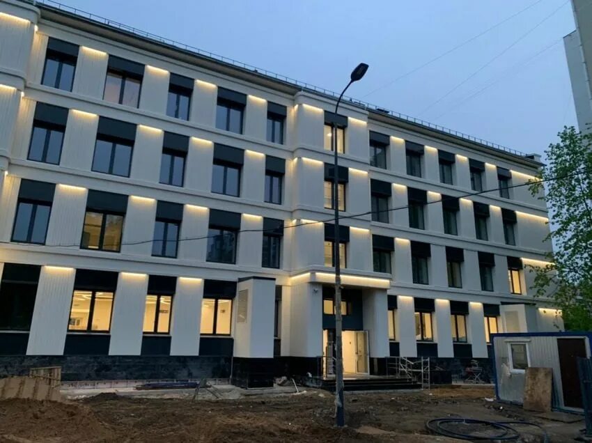 В поликлинику на Флотской начали завозить оборудование